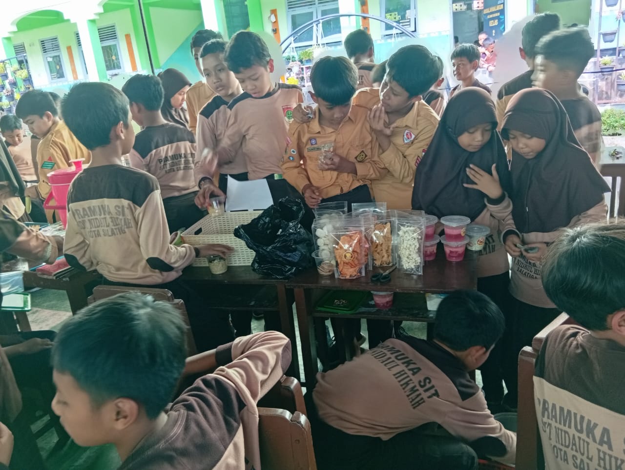Siswa sangat antusias terhadap dagangan salah satu siswa