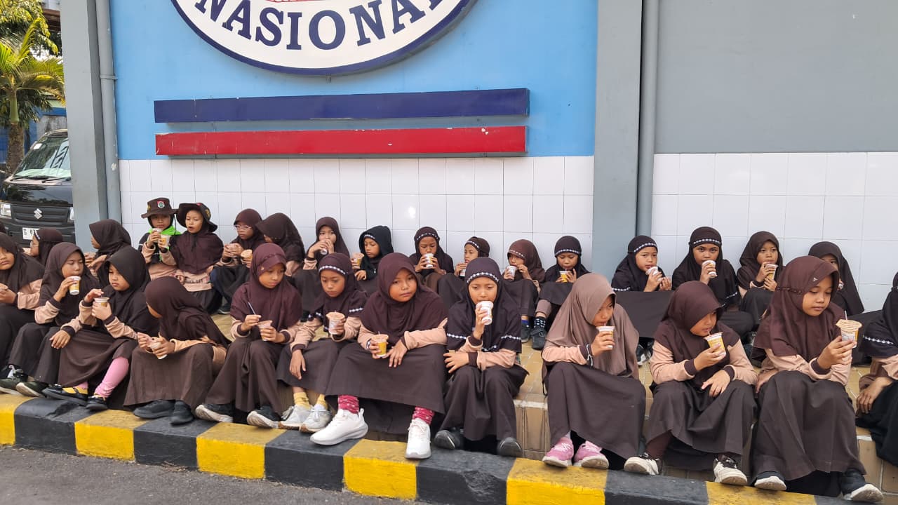 Mengintip Proses Produksi Susu di CV Cita Nasional