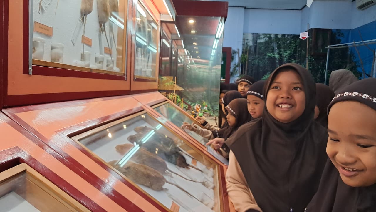 Serunya Belajar di Luar Kelas! Siswa Kelas 3 SDIT Nidaul Hikmah Salatiga Kunjungi Museum Duver dan Pabrik Susu