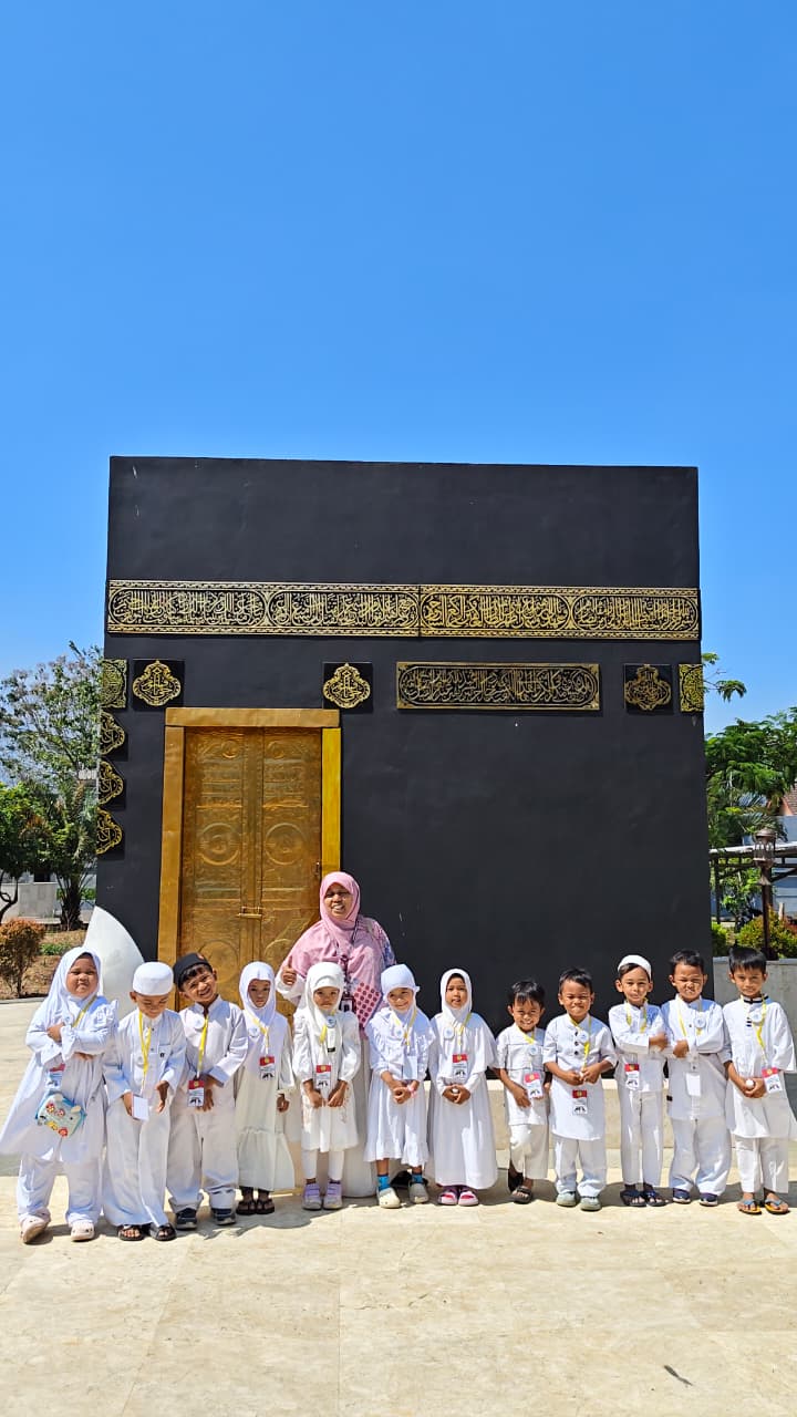 Kecil-Kecil Sudah Berhaji! 81 Siswa TKIT Nidaul Hikmah Semangat Praktik Manasik Haji